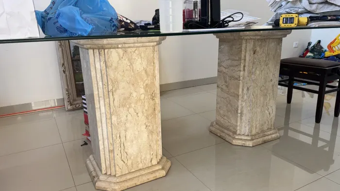 Mesa de vidro com mármore 