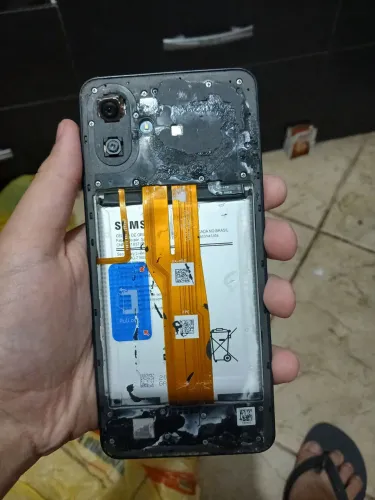 Carcaça Samsung A07 com tela quebrada para retirada de peças