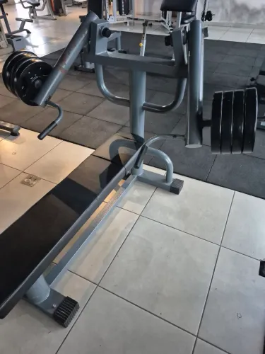 Máquina supino reto articulado