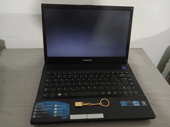 Notebook Samsung 300V4A-AD4 p/ Peças (i5, 4GB RAM, Teclado Trocado, Sem HD)