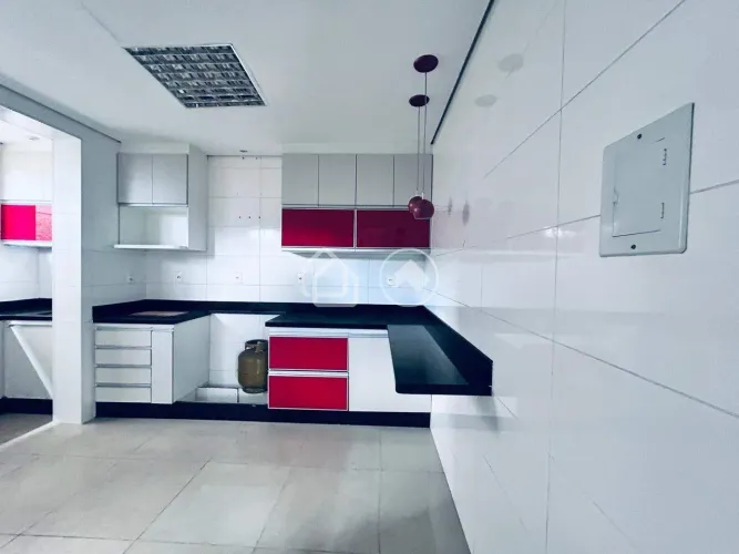 Casa Geminada com 3 Quartos, Jardim e 2 Vagas para Alugar no Bairro Havaí