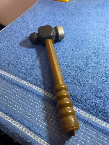 Martelo e machadinho de brinquedo