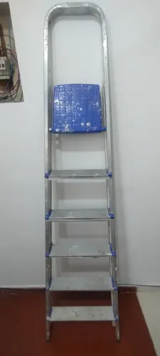 Escada de Alumínio com 5 degraus, em ótimo estado!