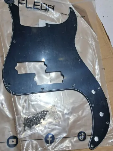 Escudo preto p/ baixo precision 4 cordas padrão Fender