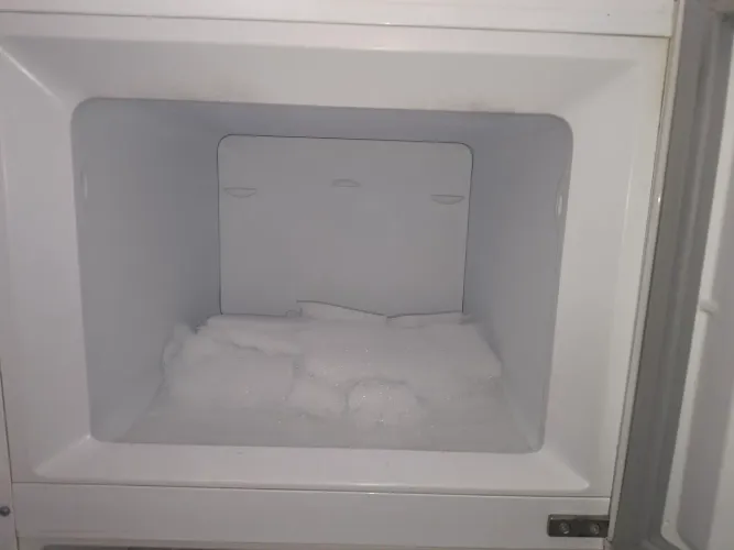 Geladeira degelo placa feia
