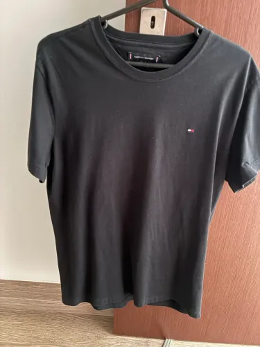 Camiseta tommy Hilfiger preta, ótimo estado, tamanho M