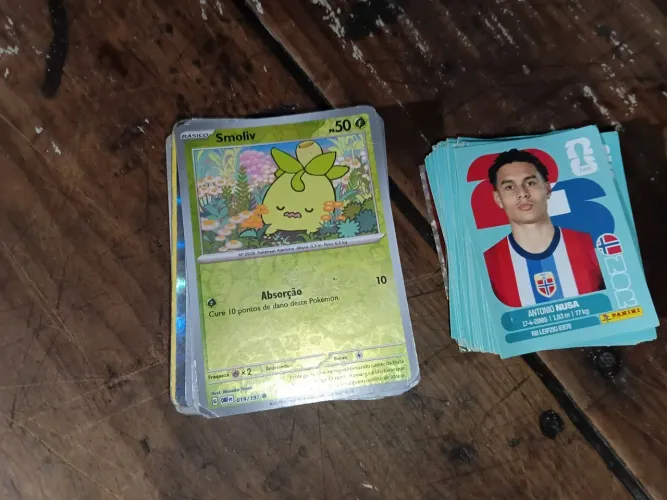 Caras de pokémons 6 brilhantes e 2 rara figurinhas da copa 75 normais e 3 brilhantes