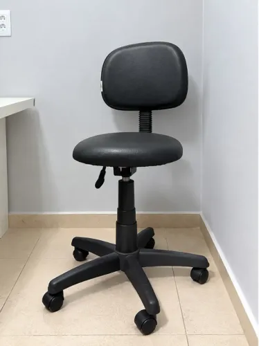 Mocho com encosto para consultório