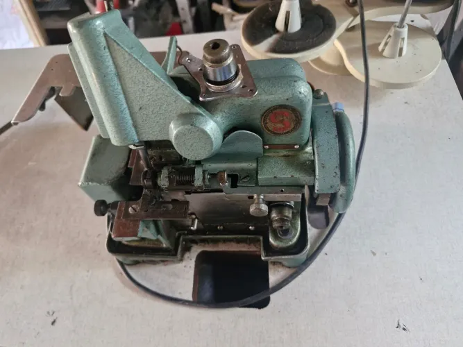 Maquina overlock chinesinha com mesa 