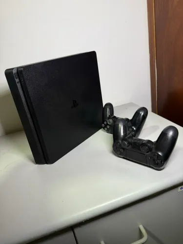 Playstation 4 Slim 2 Controles - 25 Jogos Digitais free - Parcelo 12x - Aceito troca
