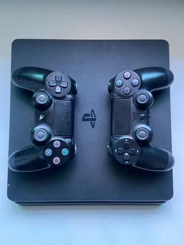 PS4 1TB à venda - Completo + 2 controles!