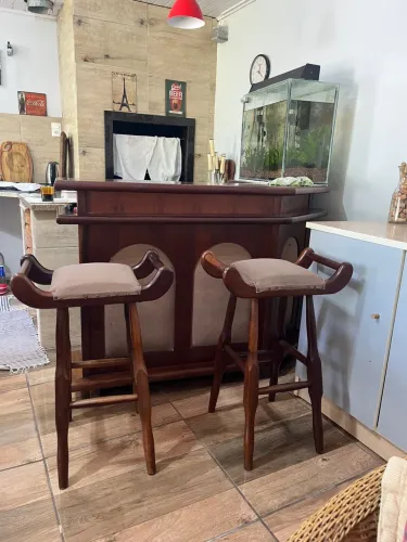 Lindo Balcão de Bar em Madeira Maciça + 2 Banquetas Estofadas