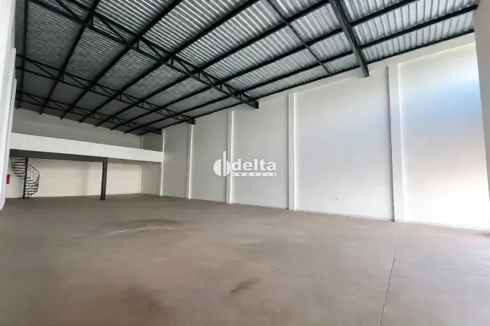 Galpão comercial disponível para locação e venda no bairro Custódio Pereira em Uberlândia-