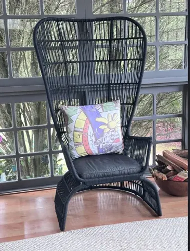 Poltrona Monalisa com almofada decorativa