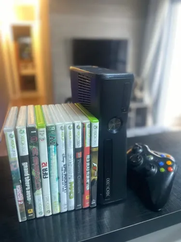 XBOX 360 COM 3 CONTROLES E 15 JOGOS