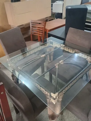 Mesa linda com 4 cadeiras estofadas