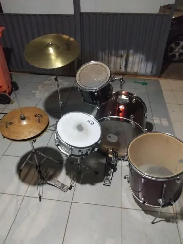 "Bateria Acústica Completa Shelter c/ Caixa Izzo e Pratos - Pronta para Tocar"