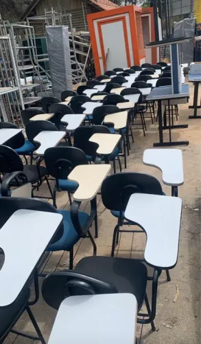 Cadeiras escolares com mesa acoplada