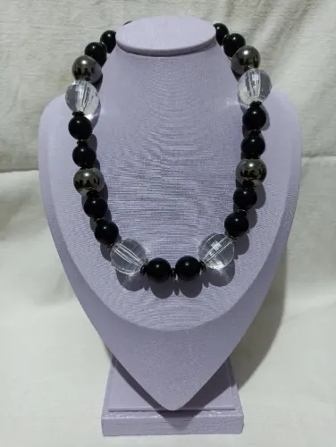 Colar feminino pedras preto, cinza e transparente.