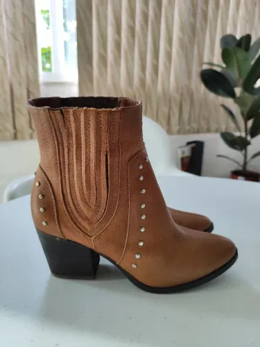 Bota fem., couro, Raphaella Booz, n. 34