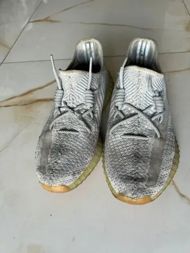 Adidas Yeezy Boost 350 original.