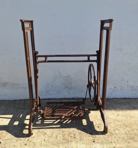 Base para máquina de costura antiga