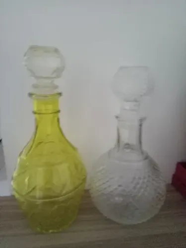 2 garrafas para licores ou whisk , lindos , novinho