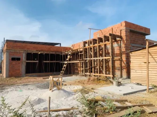 Pedreiro construtor/ mestre de obras/ azulejista.