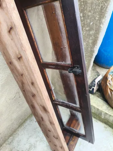 Quatro Janelas capela com vidros, usadas. Unidade sai a 100,00.