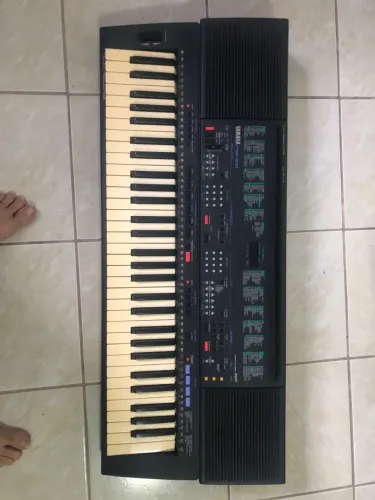 Teclado Yamaha PSR500 completo