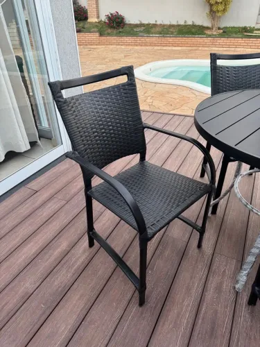 Mesa em alumínio ripado + 4 poltronas em alumínio  
