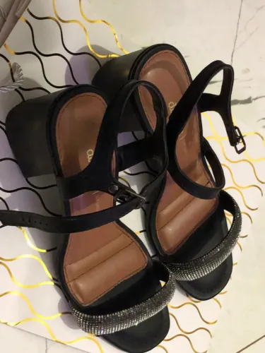 Sandália feminina preta com detalhes em strass