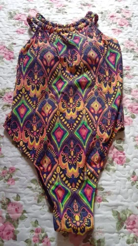 Maiô body com bojo tamanho único (veste do P ao GG)