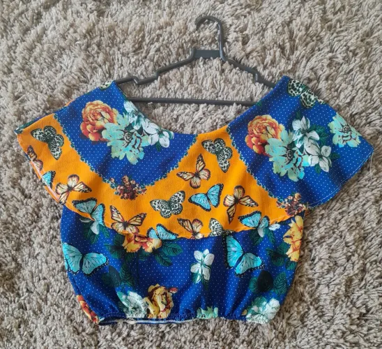 Blusa feminina estampada com borboletas