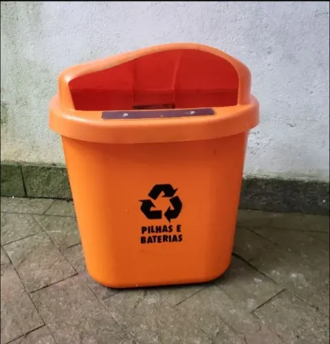 Lixeira pequena de plástico laranja (indicação para baterias - Marca JSN Industria bras)