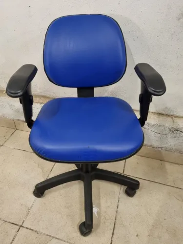 Cadeira Confortável com Braços e Rodinhas Em Courino Ótimo Estado