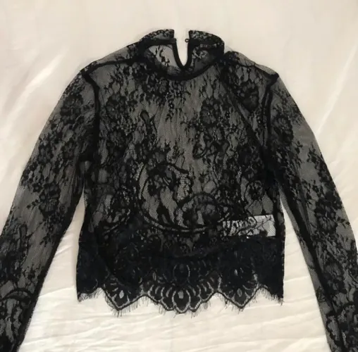 Blusa de renda preta com mangas