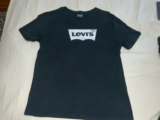 Camisa Levi's preta com o icônico logotipo da marca