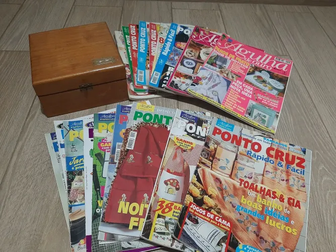 Revistas de ponto cruz e caixa de madeira