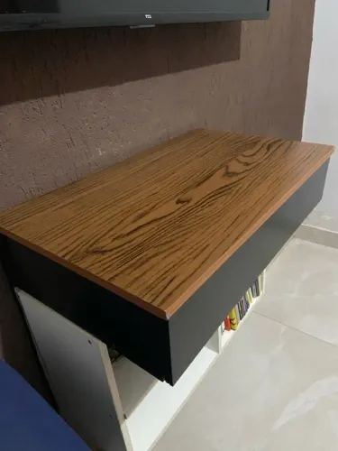 Escrivaninha de madeira com gaveta