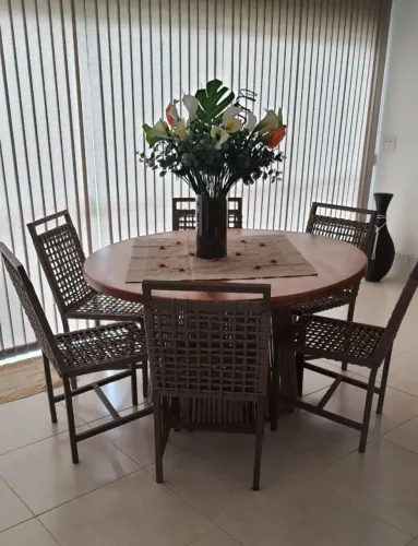 Mesa de jantar em madeira maciça e corda náutica