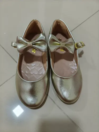 Sapato dourado com laço 