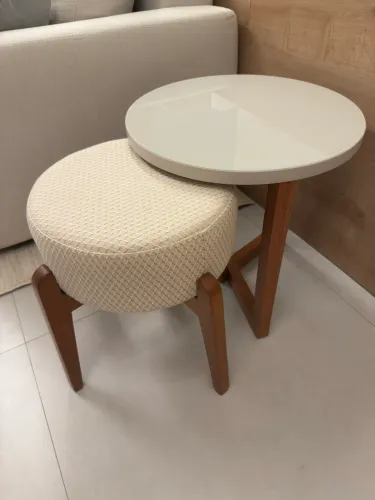 Mesa de Apoio Madeira Laqueado 50cm e Puff Linho 40cm