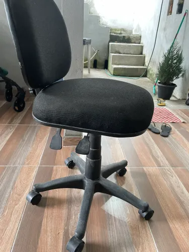 Cadeira de escritório bem conservada 