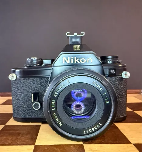 Câmera analógica Nikon EM