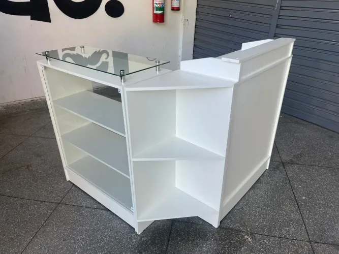 Balcão de loja em MDF branco com vidro