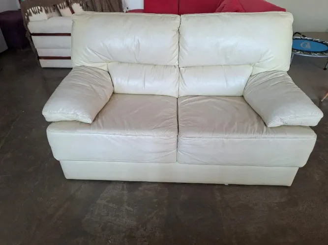 Sofa de 2 lugares em corino
