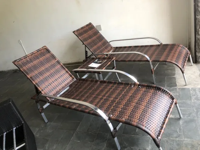Conjunto espreguiçadeiras mais 1 mesa de apoio Lisboa.