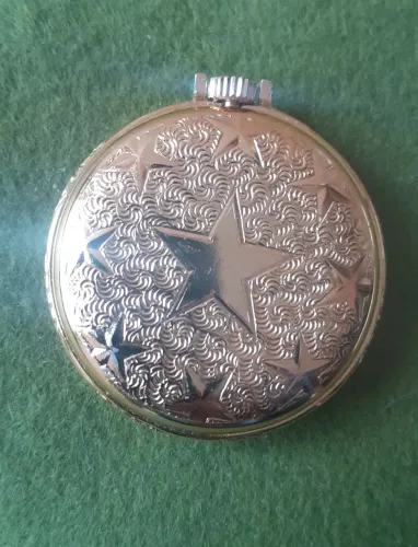 Relógio de bolso vintage com design de estrelas