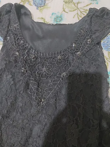 Vestido curto de festa.